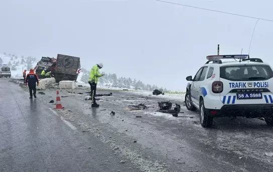 Yıldızeli'nde TIR Kazası: 1 Ölü, 2 Yaralı