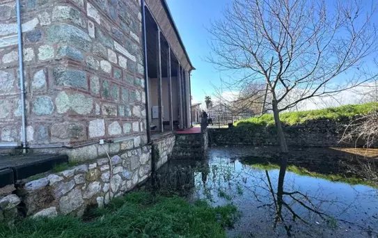 Uluabat Gölü Valide Sultan Camisi'ni Tehdit Ediyor