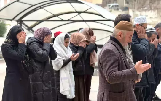 Özbek Kadın için Gıyabi Cenaze Namazı