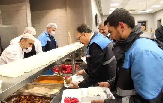 Vali Kızılkaya iftarda madencilerin sofrasında misafir oldu