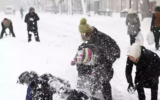 Açıklamalar peş peşe geldi! Çok sayıda kentte eğitime kar arası
