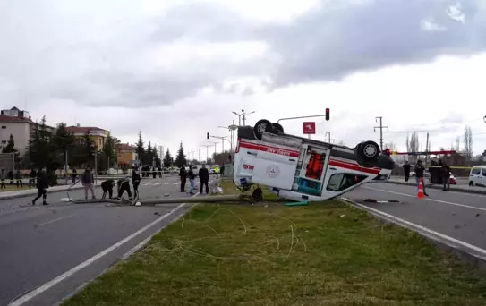 Niğde'de Ambulans ile Araç Çarpıştı