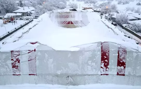 Erzincan'da Halı Saha Kar Yüzünden Çöktü