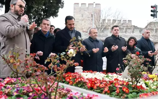 Eski Başbakan Necmettin Erbakan'ı kabri başında anıldı