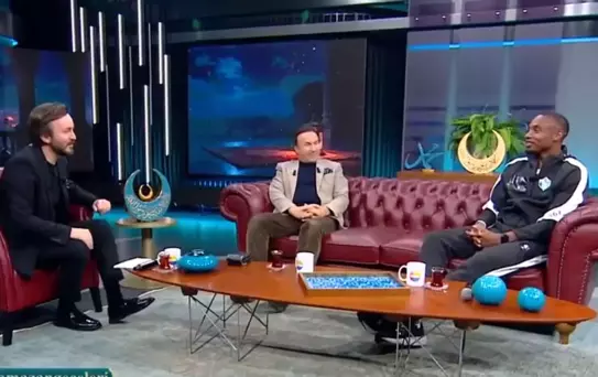 Fode Koita'dan canlı yayında ''Kabe'de Hacılar'' performansı