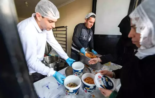 İftar bereketi Büyükşehir'in aşevinden sofralara uzanıyor