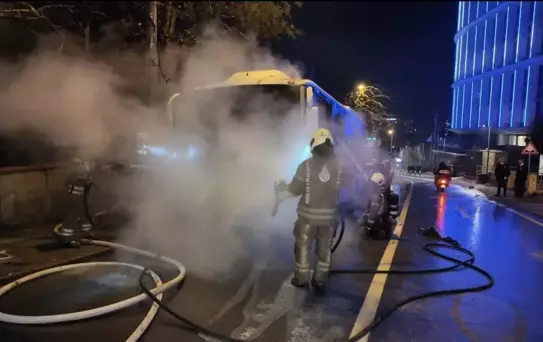 Kadıköy'de Park Halindeki Midibüste Yangın Çıktı