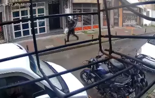 Kadıköy'de Laptop Hırsızlığı Kamerada