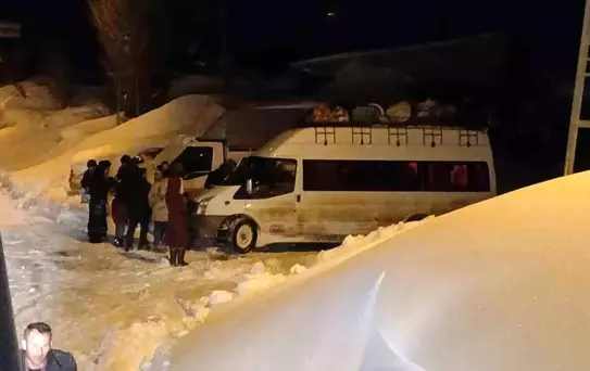 Iğdır'da Mahsur Kalan Öğrenci Servisi Kurtarıldı