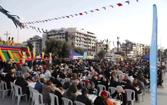 Kuşadası'nda Aydın Büyükşehir Belediyesi'nin İftar Programı'na vatandaşlardan yoğun ilgi