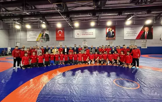 Mesut Özil Milli Güreşçileri Ziyaret Etti