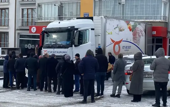 Ramazan günü eksi 4 derecede saatlerce kuyrukta beklediler