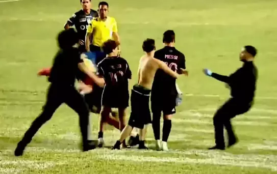 Sahaya giren taraftar Messi'yi kündeye getirdi