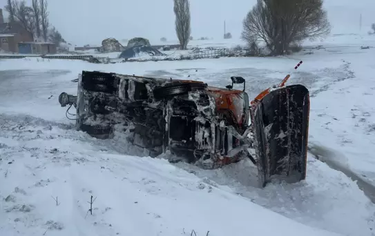 Kars'ta Tuzlama Aracı Devrildi