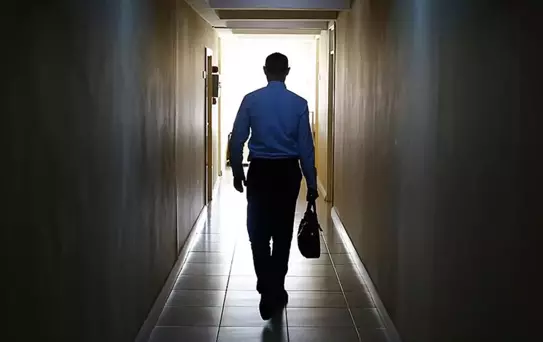 Yapay zeka depremi! Dev şirket çalışanlarının yarısını işten çıkarıyor