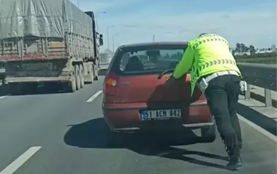Trafik Polisi Araçla Üst Geçidi Güvenli Hale Getirdi
