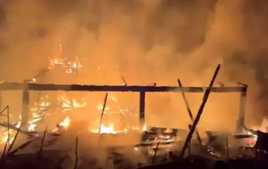 Ovacık'ta Yangın: İki Katlı Ev Kül Oldu