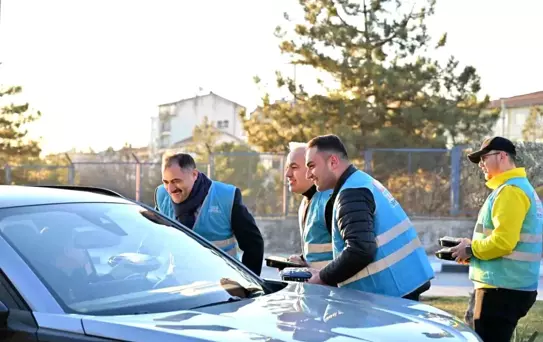 Demirci'de iftar saatine yolda yakalanan sürücülere iftariyelik ikramı