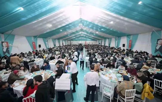 Mustafa Varank ve Can Aksoy, gönül sofrasında Esenyurtlularla bir araya geldi