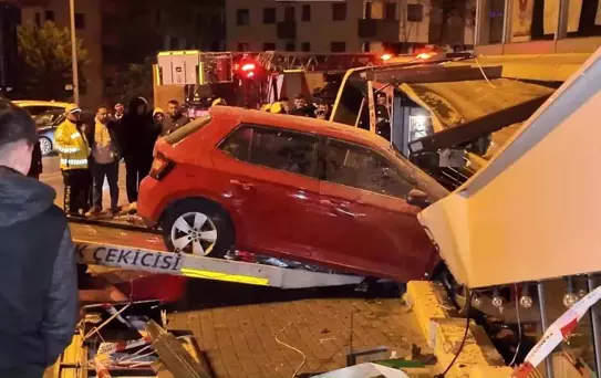 Üsküdar'da otomobil iş yerine daldı