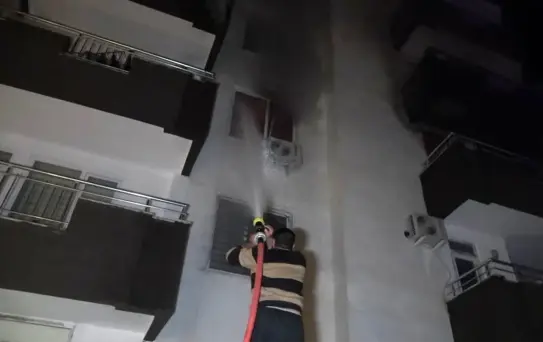 5 katlı binada korkutan yangın: 2 kişi dumandan etkilendi