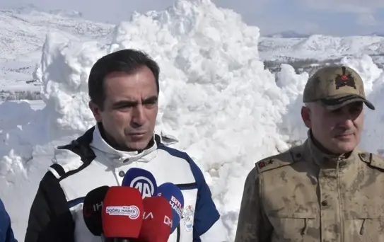 Bitlis'te Kışla Mücadele: 20 Bin Km Yol Açıldı