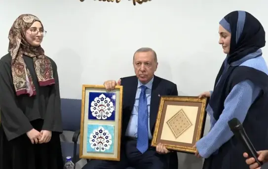 Cumhurbaşkanı Erdoğan, Marmara Üniversitesi İlahiyat Fakültesi Öğrencilerini Ziyaret Etti