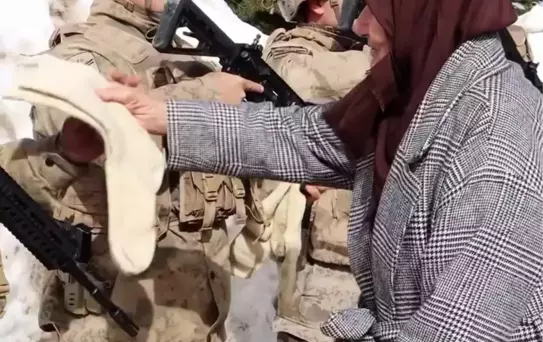 Gülnaz Tarhan'dan Mehmetçik'e Çorap Desteği