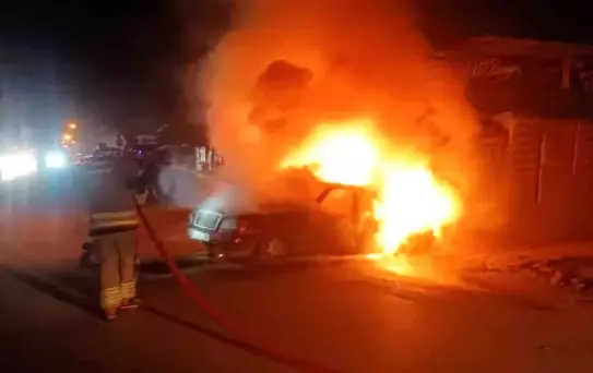 Hatay'da alevlere teslim olan otomobil kullanılamaz hale geldi