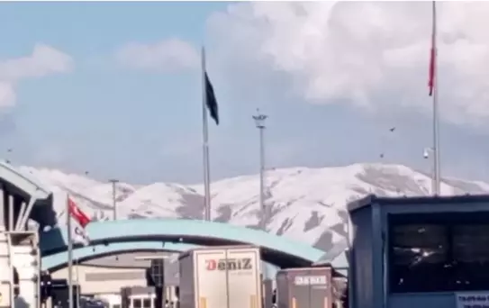 İran sınırındaki Esendere Sınır Kapısı'nda geçişlere kısıtlama getirildi