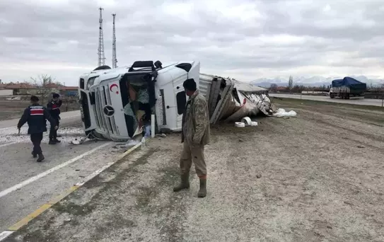 Ereğli'de Tır Devrildi: Sürücü Yaralı