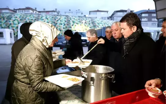 Osmangazi Belediyesi'nin iftar sofrasında yüzlerce kişi bir araya geldi
