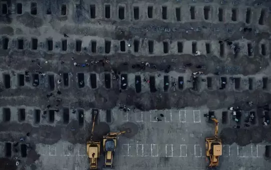 İran'da okul saldırısında hayatını kaybeden öğrenciler son yolculuğuna uğurlanıyor