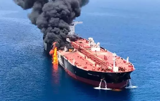 İran, Hürmüz Boğazı'nda bir petrol tankerini daha vurdu