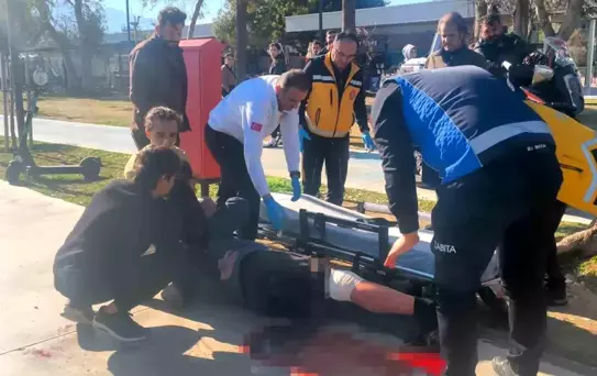 Antalya'da 70 Yaşındaki Adam Bıçaklandı