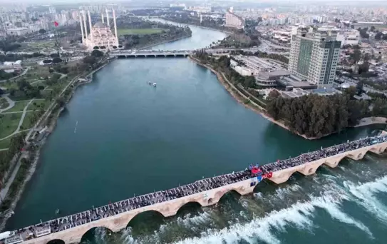 Yüreğir Belediyesi tarihi Taşköprü'de halk iftarı düzenledi