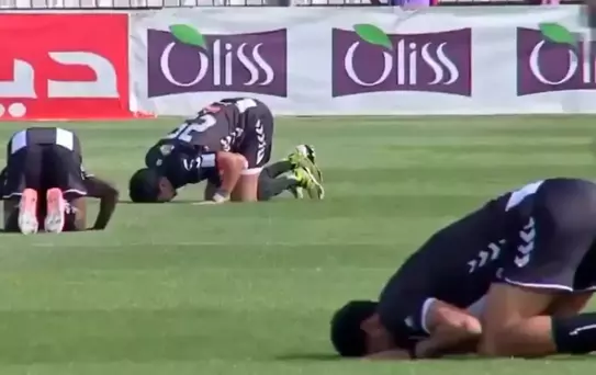 Hakem düdüğü çalınca yere yığıldılar