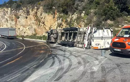 Gazipaşa'da Muz Yüklü Tır Devrildi