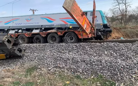 TIR ile Tren Çarpıştı: 2 Makinist Yaralı