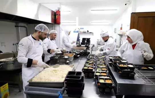 Öğrenciler ve ihtiyaç sahipleri için dev kazanlar kaynıyor