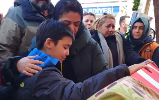 Fatma öğretmene acı veda! Oğlunun hareketi herkesi ağlattı