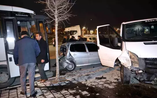 Alkollü Sürücü Park Halindeki Araçlara Çarptı
