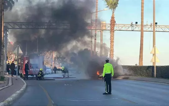 Seyir halindeki otomobil alev alev yandı: 2 kişi son anda kurtuldu