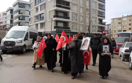 Dağa kaçırılan çocukları için eylem yapan aileler DEM Parti binası önünde