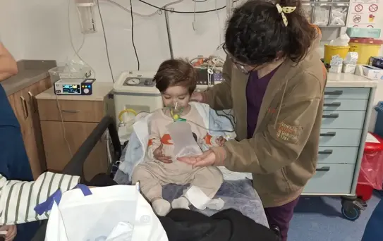 Kahraman İşçi Bebeği Yangından Kurtardı