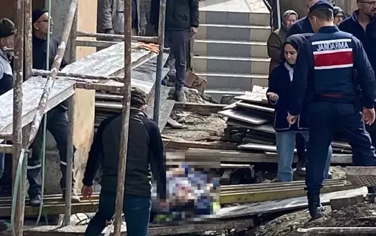 Sağlık ocağı inşaatında 3'üncü kattan düşen işçi öldü