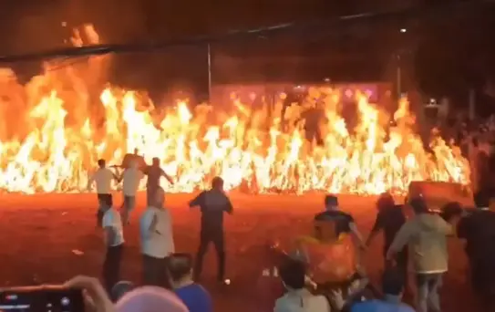 Savaş sürerken Çin'de dikkat çeken görüntüler! Dört bir yandan ateşler yakıldı