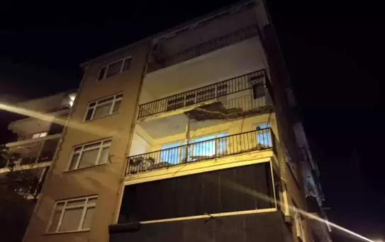 Üsküdar'da Bina Balkonunda Çökme
