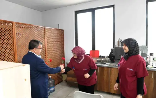 Altıeylül' de kadın emeğine karanfilli kutlama