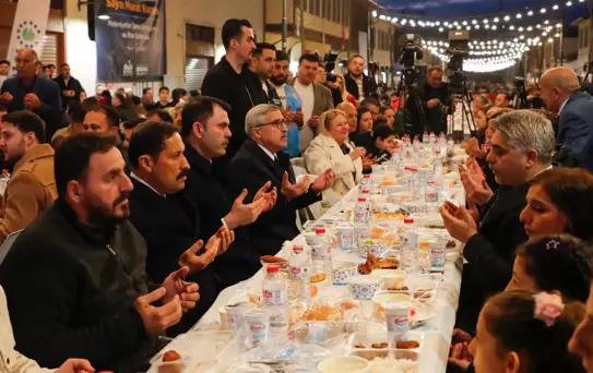 Bakan Kurum, Hataylılarla İftarda Buluştu